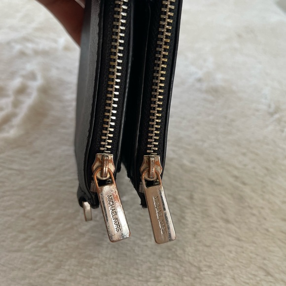 Michael Kors Wallet GUC - Picture 6 of 9